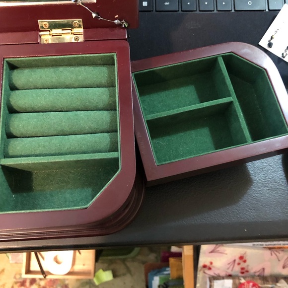 Nice n Compact. Smooth Mahogany finish. Simple design. JEWELRY BOX VINTAGE AVON - Picture 3 of 15